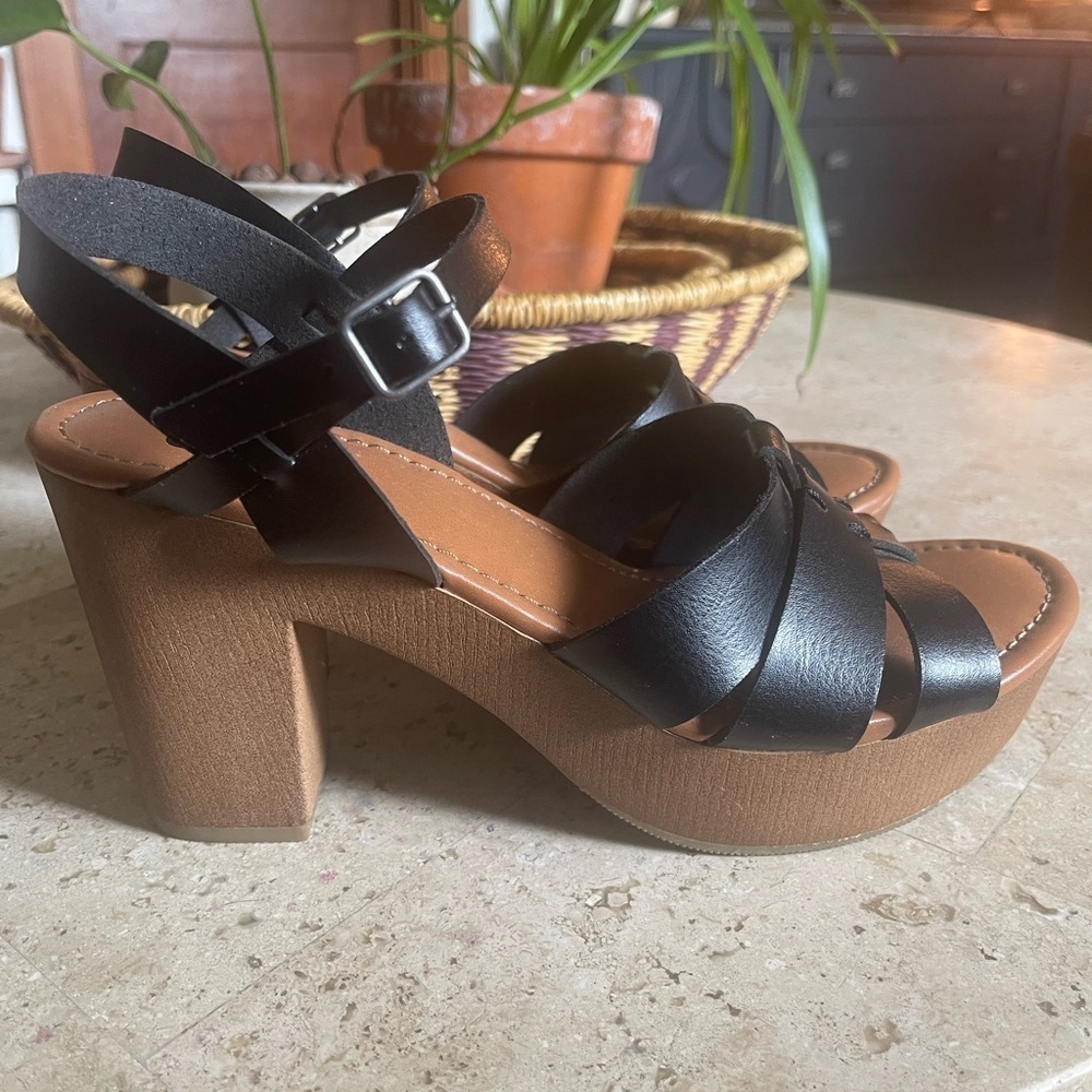 Black Women's heeled Sandals - Picture 2 of 5